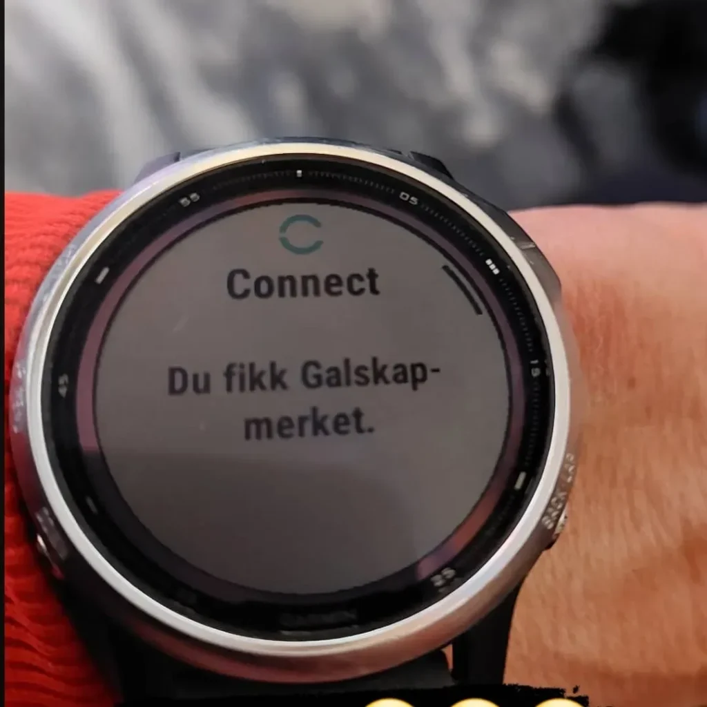 Kirsti Johsen Skåløy tar bilde av sin Garmin-klokke. Hun har mottatt "Galskap-merket"